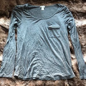 Long sleeve grey tee w/ cute zipper pocket detail